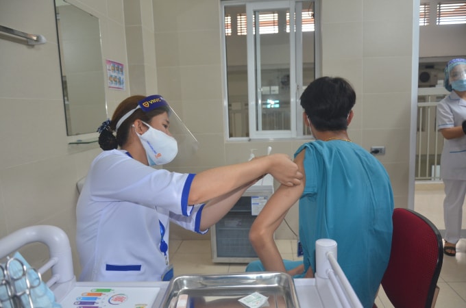 Tiêm chủng vắc xin COVID -19 được thực hiện theo quy trình chặt chẽ (ảnh Trinh Phúc).