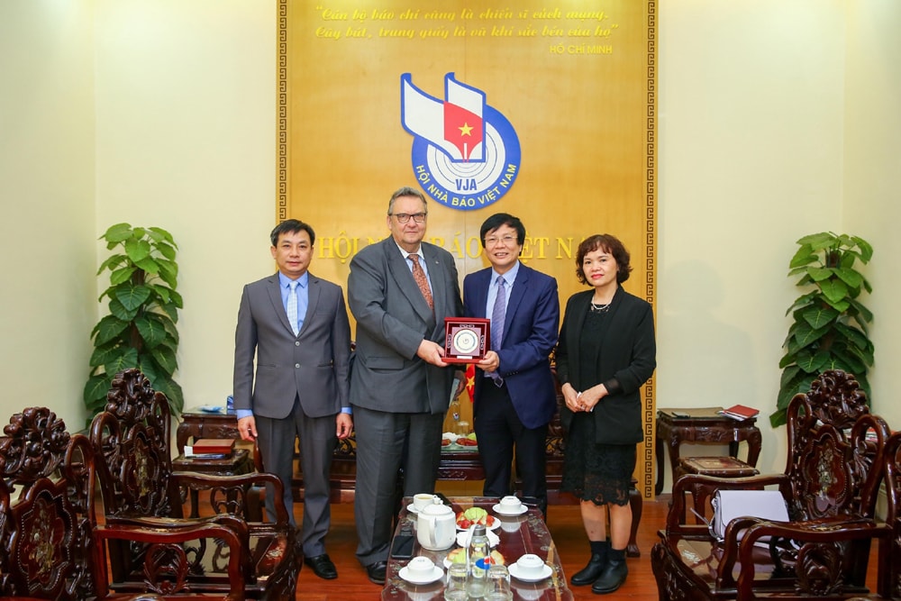 Phó Chủ tịch Thường trực Hội Nhà báo Việt Nam Hồ Quang Lợi tặng quà kỉ niệm cho Ðại sứ. Ảnh: Sơn Hải
