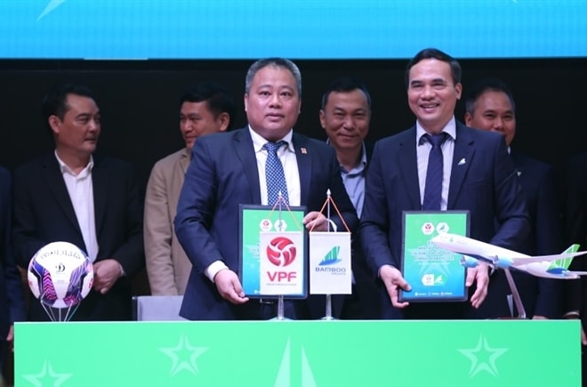 Đại diện VPF và Bamboo Airways ký hợp đồng tài trợ. Ảnh: vtc.vn
