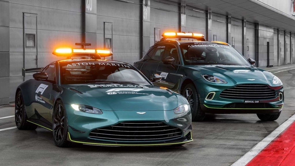Cặp đội siêu xe nhà Aston Martin lần đầu tham gia F1 với vai trò mới. Chiếc Vantage (trái) làm xe an toàn, chiếc SUV DBX trở thành xe y tế. Ảnh: Aston Martin