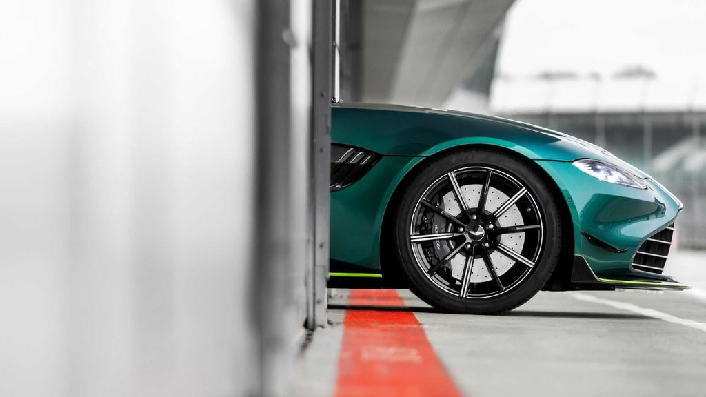 Aston Martin làm xe an toàn và y tế cho đường đua F1. Ảnh: Aston Martin