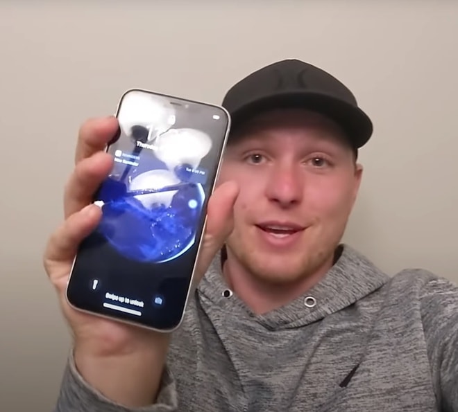 iPhone 11 vẫn hoạt động được sau 6 tháng nằm dưới lòng hồ. Ảnh: Aquatic Monkey.