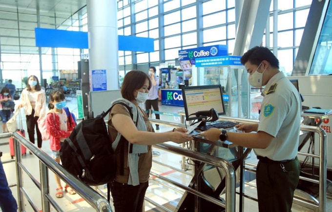Cục Hàng không Việt Nam yêu cầu các hãng hàng không phải đảm bảo 100% hành khách thực hiện khai báo y tế trước khi lên máy bay. Ảnh: TL