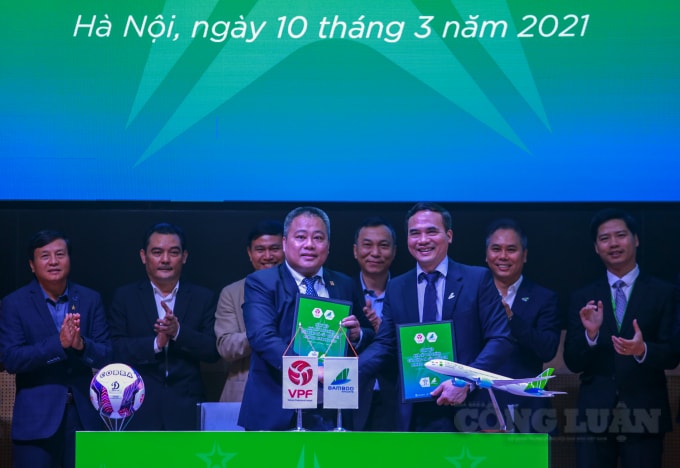 Ông Nguyễn Minh Ngọc cũng cho biết, đã có bản hướng dẫn gửi tới các CLB hướng dẫn chống dịch tại V.league, ông khẳng định ban điều hành khuyến cáo các đội kiểm tra sức khỏe của cầu thủ. Trước trận các cầu thủ có thân nhiệt trên 37,5 sẽ không được vào sân tại Cúp Quốc gia.