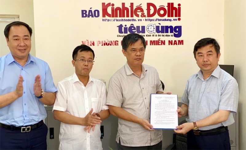Tổng Biên tập báo Kinh tế & Đô thị Nguyễn Minh Đức trao quyết định cho Trưởng văn phòng đại diện báo Kinh tế & Đô thị tại TP Hồ Chí Minh Đoàn Bá Trường. Ảnh: Tiểu Thúy