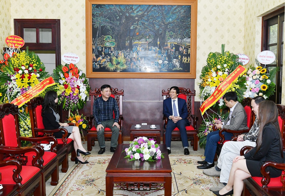 Phó Chủ tịch Thường trực Hội Nhà báo Việt Nam Hồ Quang Lợi chúc mừng Báo Nhân Dân nhân kỷ niệm 70 năm Ngày ra số đầu tiên. Ảnh: Hòa My