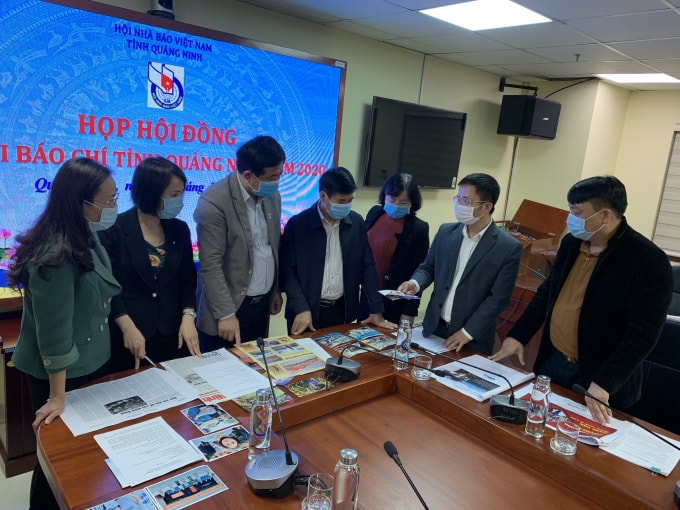 Các thành viên Hội đồng xét giải Báo chí tỉnh thảo luận, lựa chọn những tác phẩm xuất sắc.