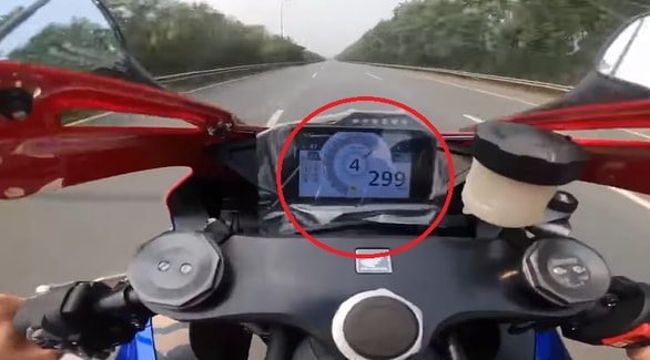 Trong thời gian khoảng 4 phút, người lái mô tô liên tục tăng tốc độ từ 160 km/h lên 299 km/h. Ảnh: tuoitre.vn
