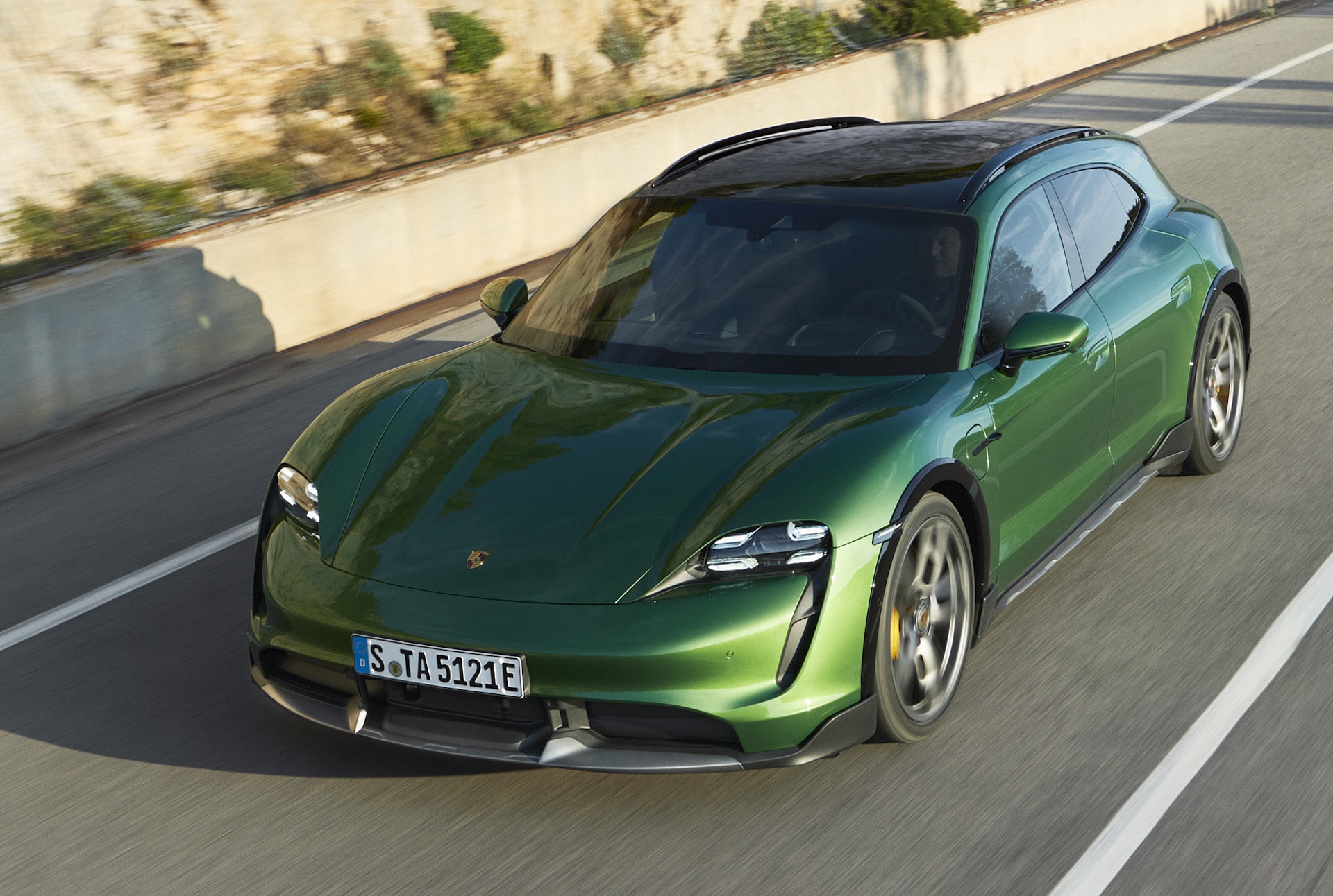 Porsche Taycan Cross Turismo có giá bán từ 5 tỷ đồng tại Việt Nam. Ảnh: vov.vn