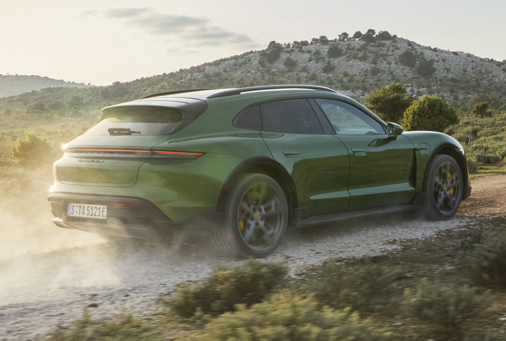 Porsche Taycan Cross Turismo có giá bán từ 5 tỷ đồng tại Việt Nam. Ảnh: vov.vn
