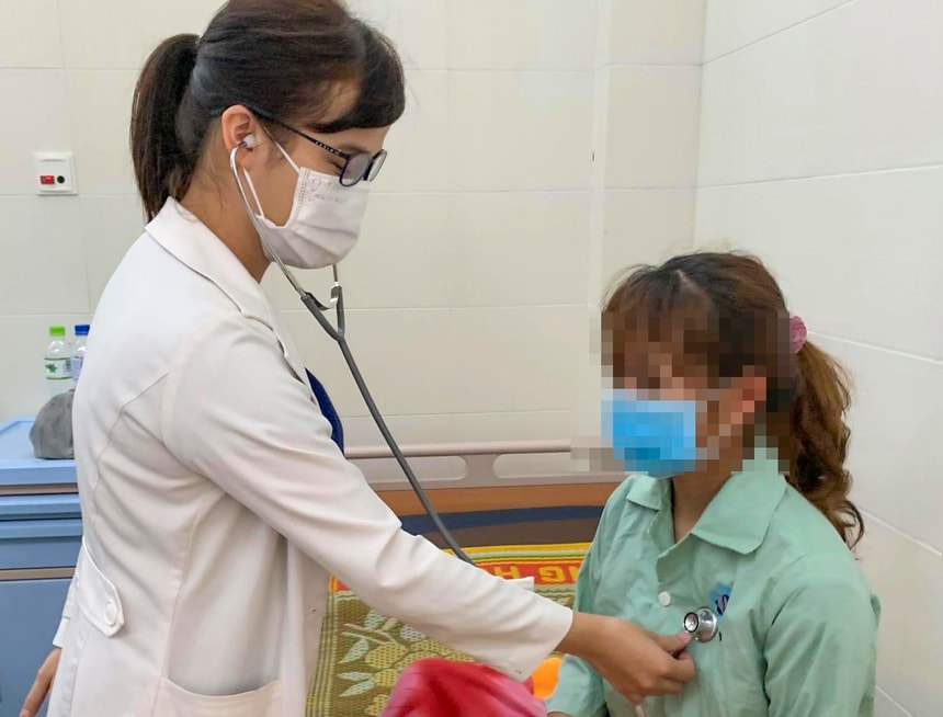 Sau 7 ngày điều trị tại Bệnh viện Sản Nhi Quảng Ngãi, sức khỏe của Phương dần hồi phục. Ảnh: Zingnews.vn