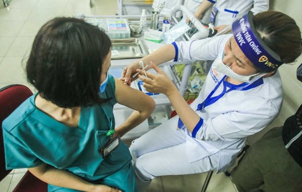Nhân viên y tế Bệnh viện Thanh Nhàn (Hà Nội) được tiêm vaccine phòng COVID-19