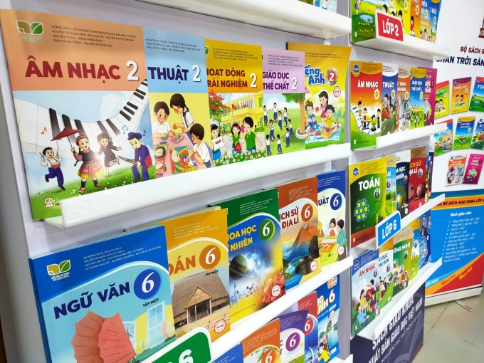 Hiện sách giáo khoa lớp 2 và lớp 6 đang được các nhà trường tổ chức chọn lựa (ảnh do NXNGDVN cung cấp).