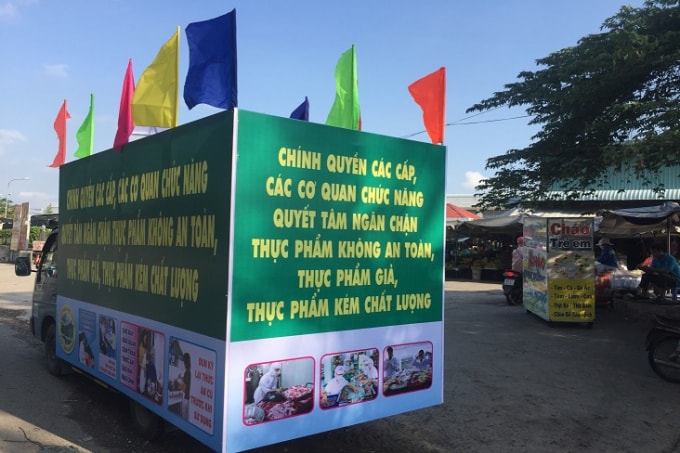 Xe cổ động tuyên truyền về an toàn thực phẩm.