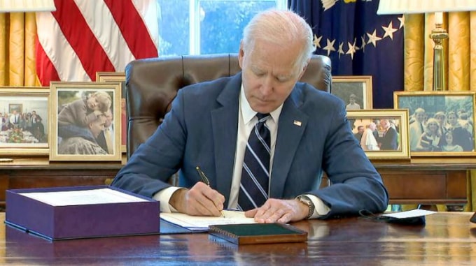 Tổng thống Joe Biden ký luật giải cứu nước Mỹ với gói kích thích trị giá 1,9 nghìn tỷ đô la - Ảnh: Reuters