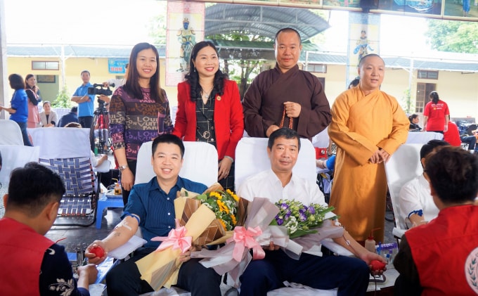 Lãnh đạo công ty Điện lực Thanh Hóa tham gia hiến máu nhân đạo tại lễ hội xuân hồng 2020.