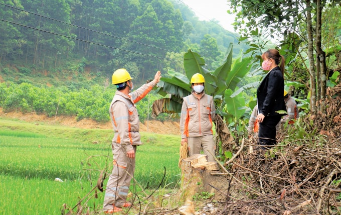 Tuyên truyền về an toàn hành lang lưới điện đến hộ dân.