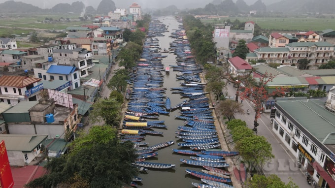 Vào sáng ngày 12/3, một ngày trước khi chính thức mở cửa chùa Hương, huyện Mỹ Đức, Hà Nội lực lượng chức năng đang tích cực sắp xếp lại nhân sự phục vụ cho mùa lễ hội sắp diễn ra.