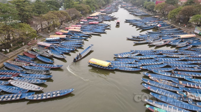 Phí trông giữ xe máy, ngày là 5.000 đồng/xe/lượt và đêm là 12.000 đồng/xe/lượt. Ngoài ra, UBND xã Hương Sơn tổ chức tuyên truyền, làm cam kết với các chủ trông giữ xe phải có bảng công khai giá.