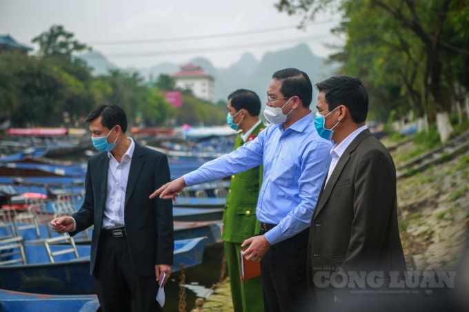 Theo ông Cảnh, tổng lực lượng trong ban tổ chức tham gia đón khách có khoảng 650 người, riêng lực lượng công an 150 người. Về giá dịch vụ cáp treo, thuyền đò…, ông Cảnh nhấn mạnh tất cả được niêm yết công khai trong hệ thống bảng biểu ngay tại 3 cổng vào chùa Hương, tránh việc du khách bị chặt chém. Nếu ai thu sai sẽ bị xử nghiêm, đây là quy định.