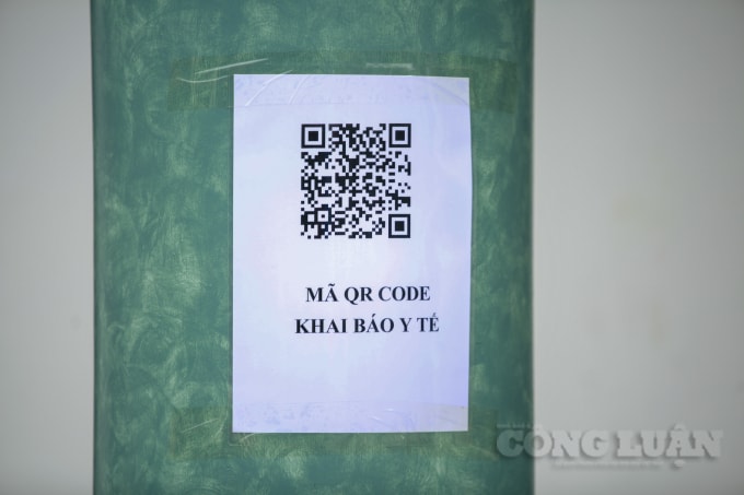 Các mã QR CODE khai báo y tế được dán khắp các lối vào chùa Hương.