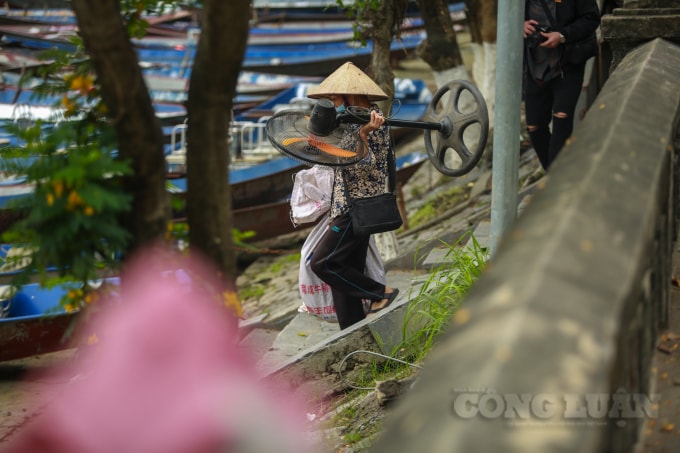 Về thông tin giá vé tại Chùa Hương có 3 loại vé bao gồm vé thu phí thắng cảnh, vé xuồng đò tuyến Hương Tích, Long Vân, Tuyết Sơn; Vé trông giữ ô tô.