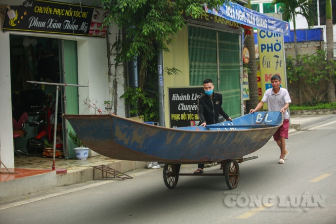 Hàng trăm tiểu thương, nhà đò đã dọn dẹp hàng quán, lau dọn, sơn mới lại toàn bộ thuyền bè sẵn sàng đón du khách. Cũng trong những ngày qua nhu yếu phẩm phục vụ du khách đi lễ được gấp rút vận chuyển từ suối Yến vào trong khu vực chùa Hương Sơn.