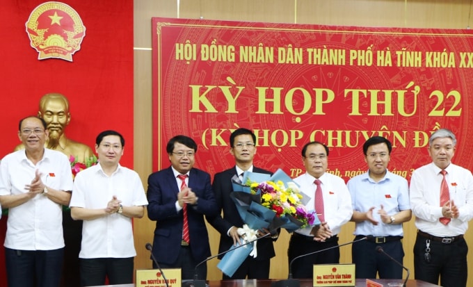Lãnh đạo TP Hà Tĩnh chúc mừng tân Chủ tịch UBND TP Hà Tĩnh Nguyễn Trọng Hiếu. Ảnh N.O/BHT