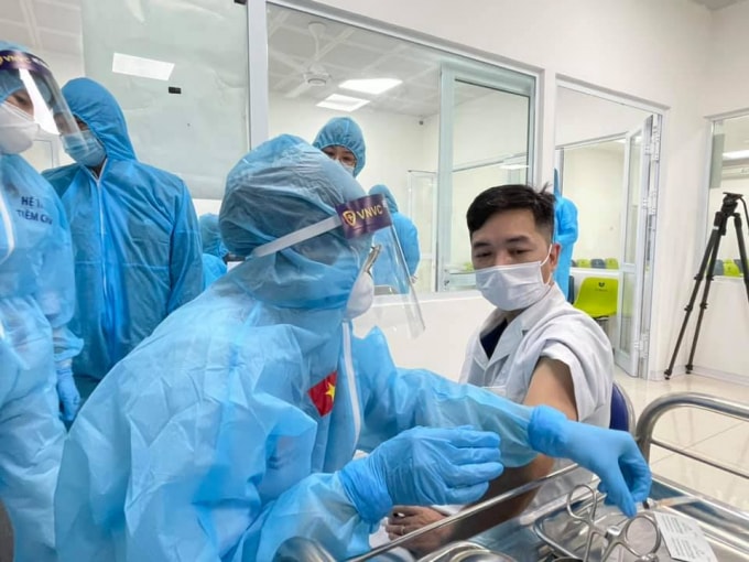 Hiện nay tiêm phòng được xem biện pháp hữu hiệu để phòng chống dịch COVID-19 (ảnh TL).