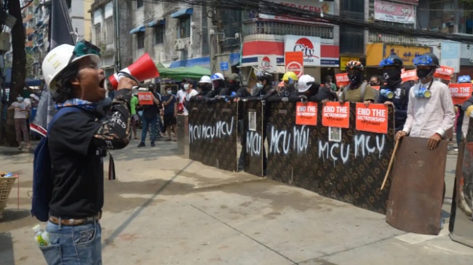 Những người biểu tình chống đảo chính cầm những tấm chắn tạm bợ trong cuộc biểu tình ở Yangon, Myanmar, hôm thứ Sáu. © AP