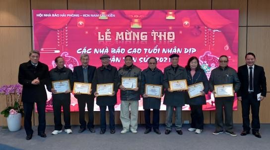 Lễ mừng thọ các nhà báo cao tuổi được tổ chức tại buổi gặp mặt các thế hệ nhà báo Hải Phòng đầu xuân 2021 tại khu công nghiệp Nam Cầu Kiền - Hải Phòng.