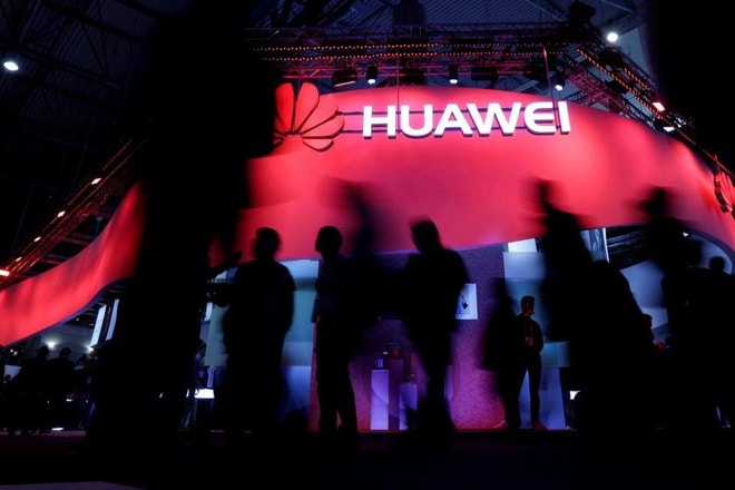 Huawei bị FCC nhìn nhận là mối đe dọa an ninh quốc gia, liên quan đến mạng lưới thông tin liên lạc Mỹ, từ năm 2020. Ảnh: Reuters.