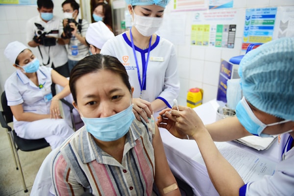 Hơn 5.200 người đã tiêm vắc xin Covid-19, 12 người có phản ứng mức độ 2/3. Ảnh: TL