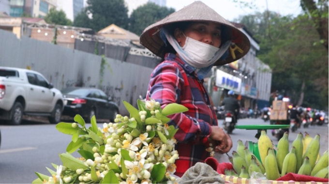 Những chuyến hàng cuối cùng của chị Tuyết trên phố Nguyễn Công Trứ. Ảnh: An Khang
