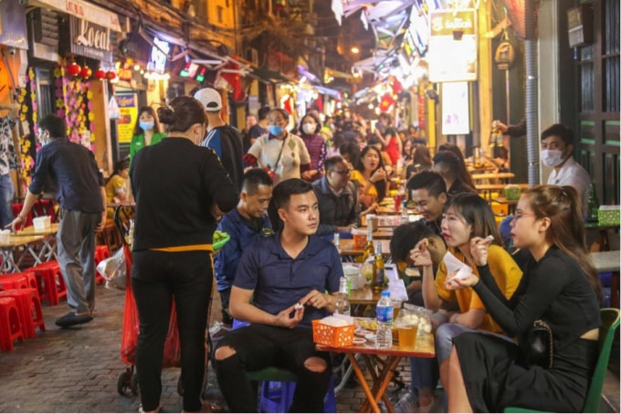 Nhiều hàng quán trên tuyến phố đi bộ tiến hành vệ sinh lau dọn sẵn sàng đón khách. Ghi nhận tại phố Tạ Hiện, các chỗ ngồi chật kín khách, lối đi chỉ vừa một người đi qua. Một phần vì là vào cuối tuần, một phần do phố đi bộ được hoạt động trở lại do Covid-19.