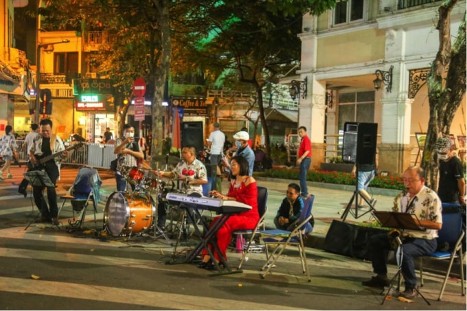 Các hoạt động vui chơi, ca hát... trên phố đi bộ cũng bắt đầu thu hút sự chú ý, tham gia của nhiều bạn trẻ.