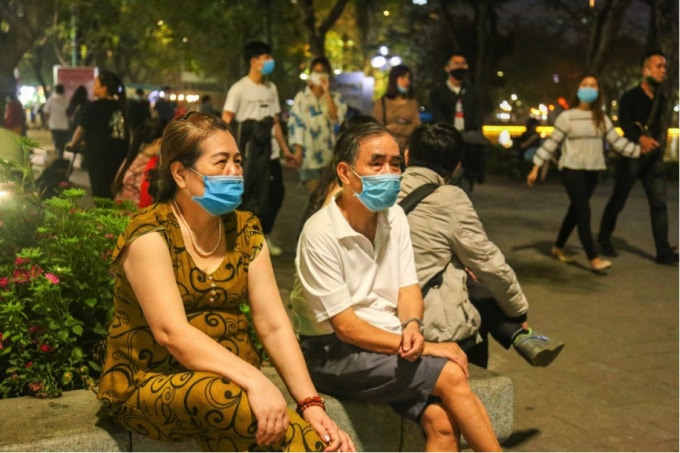 Đa số người dân thực hiện nghiêm túc việc đeo khẩu trang phòng dịch. Bên cạnh đó, lực lượng chức năng thường xuyên nhắc nhở, tuyên truyền việc phòng dịch nên phần lớn mọi người đều yên tâm dạo chơi và tản bộ ở đây.