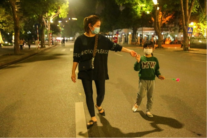 Biết tin phố đi bộ mở cửa, chị Hường (Bắc Ninh) tranh thủ khi đi làm về lên Hà Nội cùng em lên phố dạo chơi, chị Hường chia sẻ: