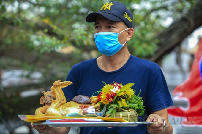 Lễ được đặt trên mâm mang vào các đền. Trên ảnh là lễ được người dân mang vào đền Trình.