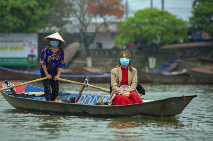 Mọi người đến chùa hầu hết đều chấp hành việc đeo khẩu trang đảm bảo an toàn khi phòng dịch.