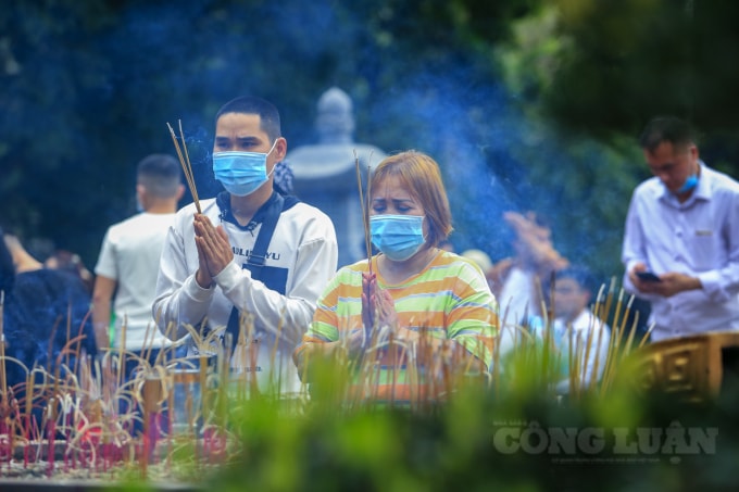 Người dân thắp hương cầu nguyện.