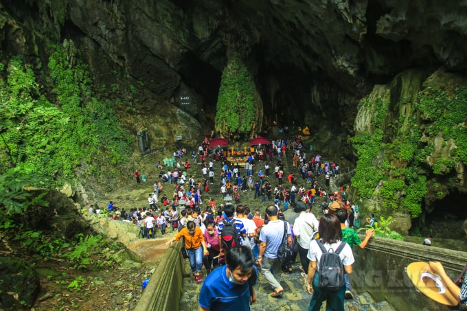 Thượng tọa Thích Minh Hiền, Trụ trì chùa Thiên Trù (nằm trong quần thể chùa Hương), cho biết năm nay chùa đón khách muộn hơn 30 ngày so với hàng năm, do ảnh hưởng của dịch. Tuy nhiên, đây cũng là nét đặc biệt của lễ hội chùa Hương trong mùa dịch Covid-19.