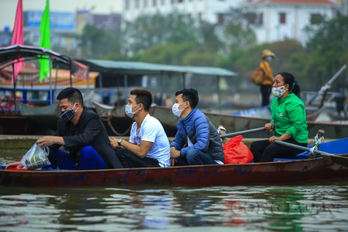 Thông tin từ ông Nguyễn Bá Hiển, Trưởng Ban quản lý khu thắng cảnh chùa Hương, cho biết: “Do ảnh hưởng của dịch Covid-19, chùa Hương mở cửa đón khách trở lại muộn hơn 1 tháng so với hàng năm và đặt tiêu chí phòng dịch lên hàng đầu. Tính đến chiều tối ngày 13/3 thì đã có hơn 20.000 du khách đến tham quan chùa Hương.”