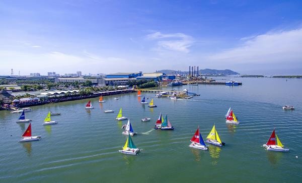 Du lịch thuyền buồm tại cảng Marina.