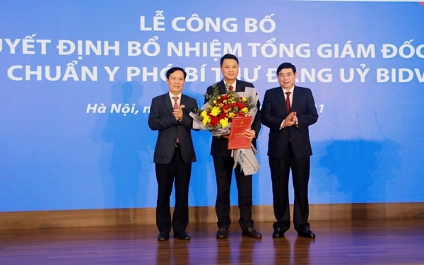 Ông Lê Ngọc Lâm (người đứng giữa) giữ chức vụ Tổng Giám đốc BIDV kể từ ngày 12/3/2021