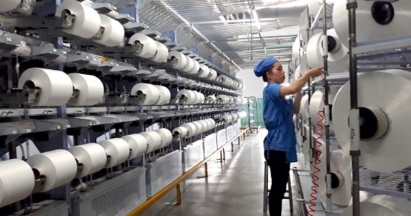 Công suất thiết kế của các nhà sản xuất sợi polyester trong nước ước đạt 350.000 tấn/năm. Ảnh: TL