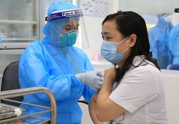 Ngày 12/3, có thêm 3.663 người được tiêm chủng an toàn vaccine COVID-19