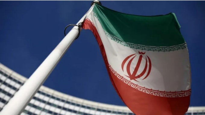 Quốc kỳ Iran trước trụ sở Cơ quan Năng lượng Nguyên tử Quốc tế ở Vienna vào ngày 1 tháng 3. © Reuters