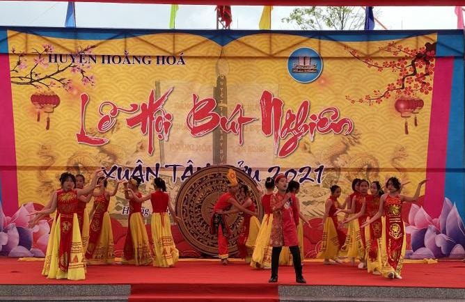 Tiết mục văn nghệ khai mạc lễ hội. Ảnh: Quang Duy