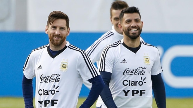 Messi và Aguero có thể được chơi cùng nhau trong màu áo Barca. Ảnh: AS